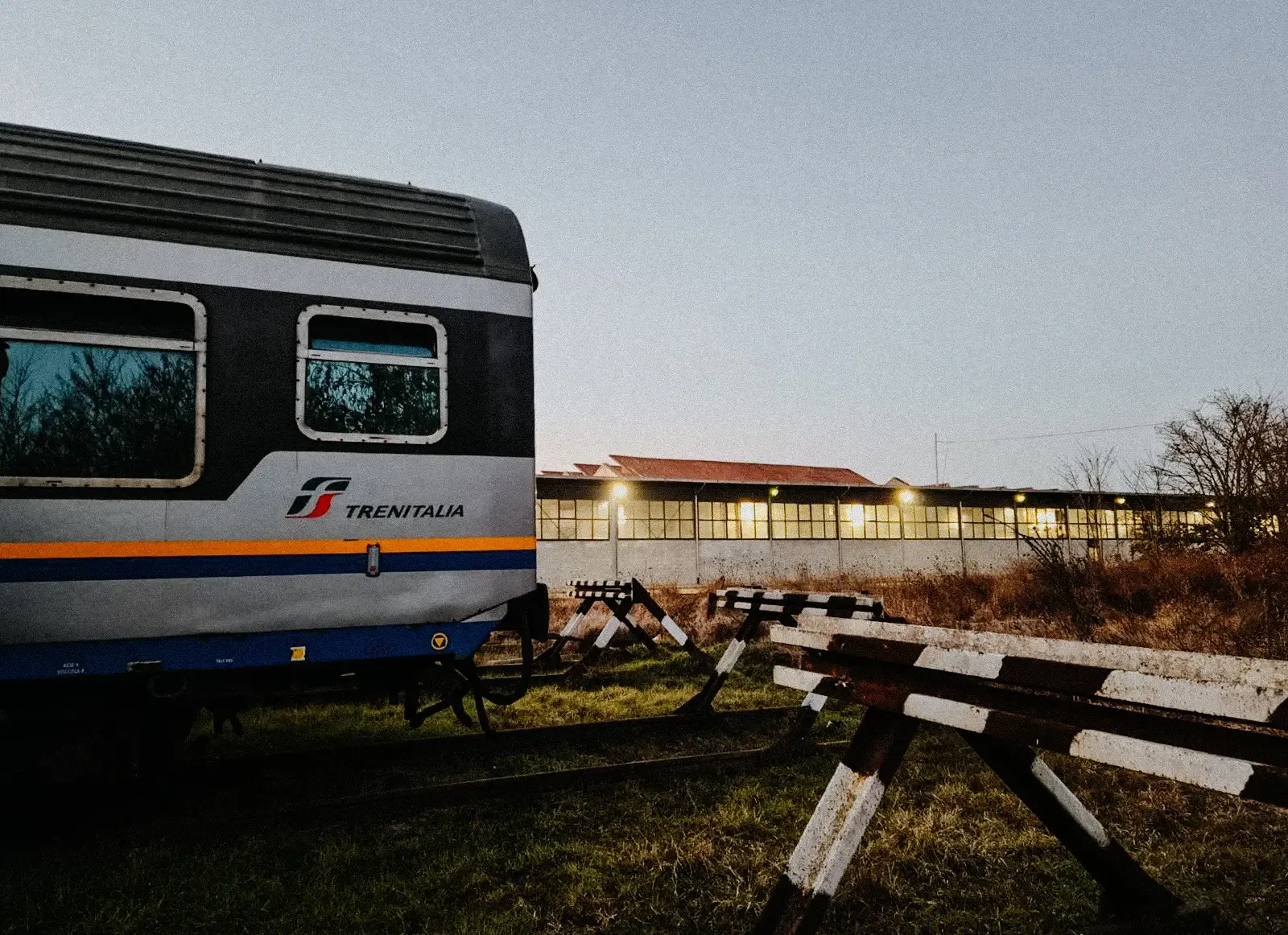 Foto von einem Zugwaggon mit Abstellbköcken